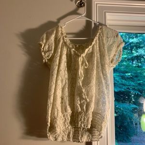 Flower detailed lace slightly cropped top